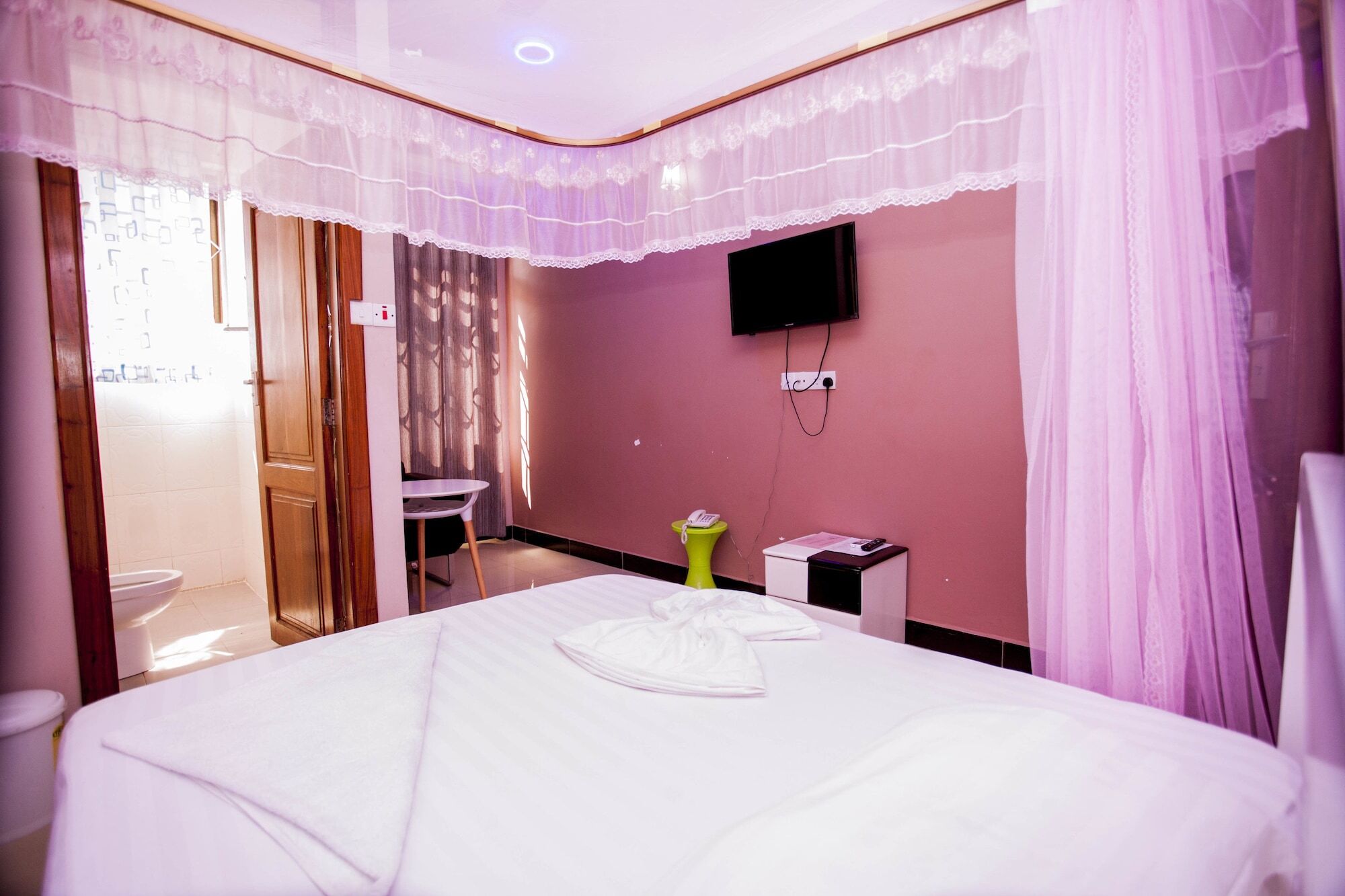 B10 Airport Lodge Дар ес Саалам Екстериор снимка